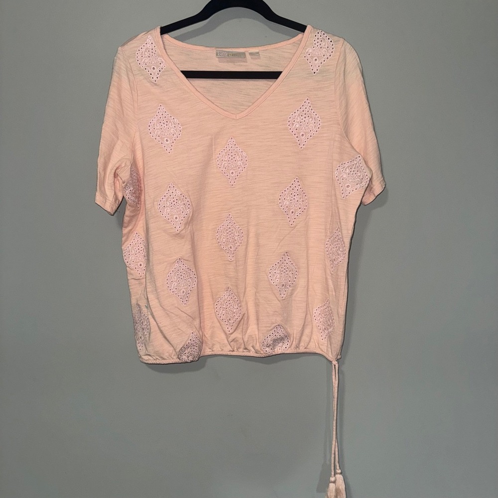 Belle by Kim Gravel Peach Pink Eyelet Diamond Embroidery Bubble Hem Tie Top M
